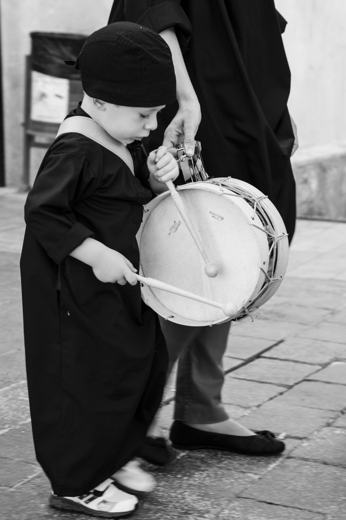 Niño pequeño tocando un tambor